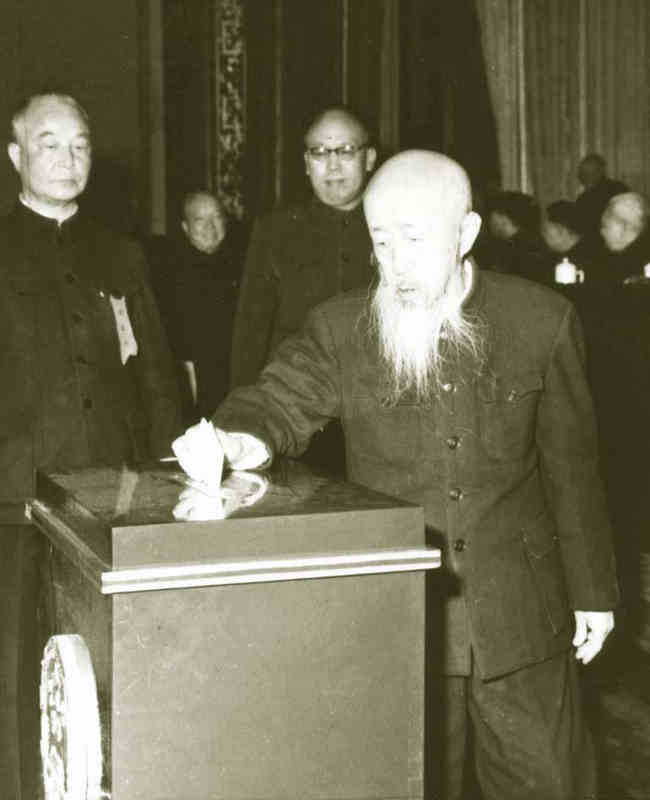 沈钧儒在二届全国人大一次会议上投票。