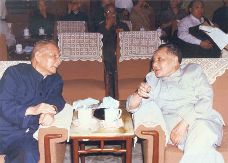 出席六届全国人大一次会议的邓小平和陈云（左）在会议休息时亲切交谈。
