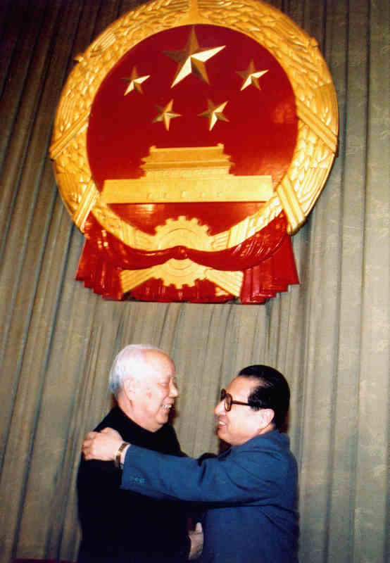 1993年3月15日至31日，八届全国人大一次会议在北京举行。这是3月14日万里和乔石（右）在八届全国人大一次会议主席团第一次会议上。