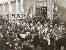1953年12月6日，北京市西单区的选民兴高采烈地参加投票选举人大代表。