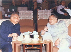 1983年，出席六届全国人大一次会议的邓小平和陈云（左）在休息时交谈。