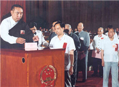 1983年6月18日六届全国人大一次会议上，投票的班禅额尔德尼・确吉坚赞。