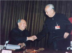 1988年3月24日七届全国人大一次会议，彭真和万里在主席团会议上。