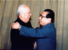 1993年3月14日，万里和乔石（右）在八届全国人大一次会议主席团会议上。