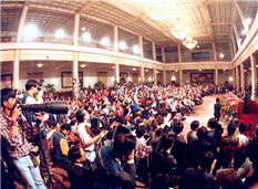 1993年3月31日，李鹏总理出席八届全国人大一次会议新闻发布会。