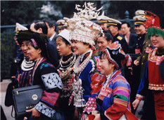 1998年3月5日，九届全国人大一次会议开幕，图为少数民族代表进入会场。