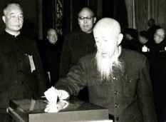 1959年，沈钧儒在二届全国人大一次会议上投票。