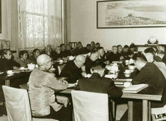 1964年，出席三届全国人大一次会议的四川省代表在小组会上审议政府工作报告。