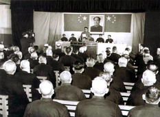 根据四届全国人大常委会第二次会议的决定，最高人民法院于1975年3月19日特赦释放全部在押的战争罪犯。