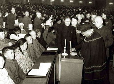 1978年2月，出席五届全国人大一次会议的代表投票选举国家领导人。