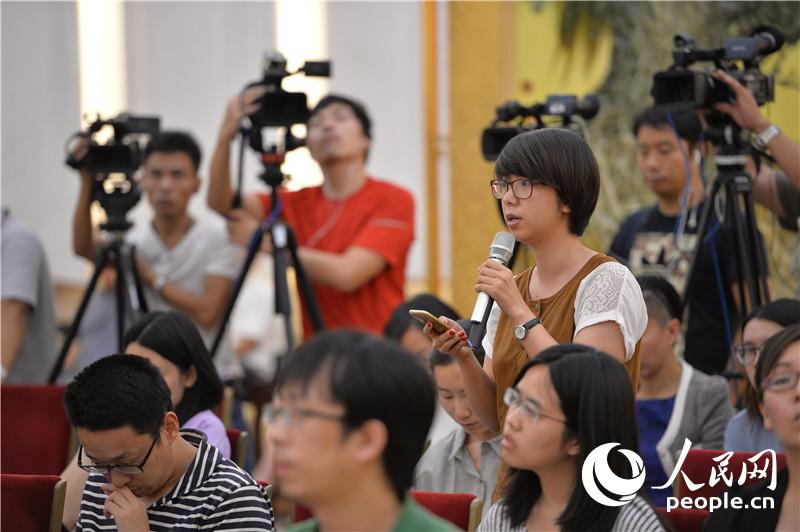北京青年報記者提問。人民網記者趙恩澤攝