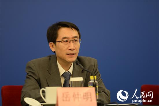 全国人大常委会法工委经济法室副主任岳仲明答记者问。赵恩泽摄。