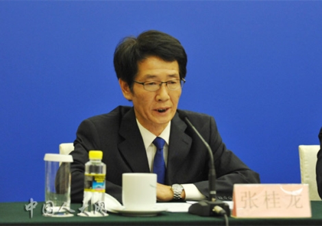 全國人大常委會法工委行政法室副主任張桂龍回答記者提問