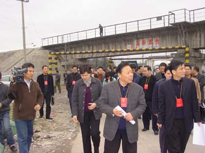 温州市人大常委会组织省,市,县,乡四级600余名人大代表视察"三沿",为