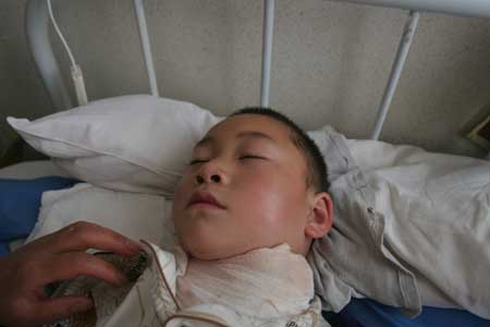 贵州在丽江商铺做生意的小孩脖子重刀