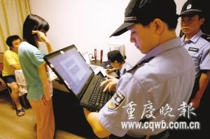 民警在江北紅鼎大廈公寓核對住戶身份證