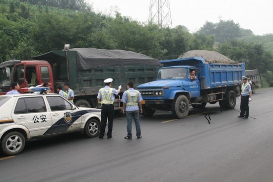 淄博博山区向货运车辆严重交通违法行为亮剑
