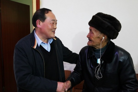 秭归县人大常委会常务副主任郑之德的敬老情